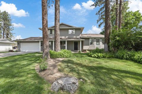 Photo of 513 E Timberwood Cir, Spokane, WA 99208 (MLS # 202526114)