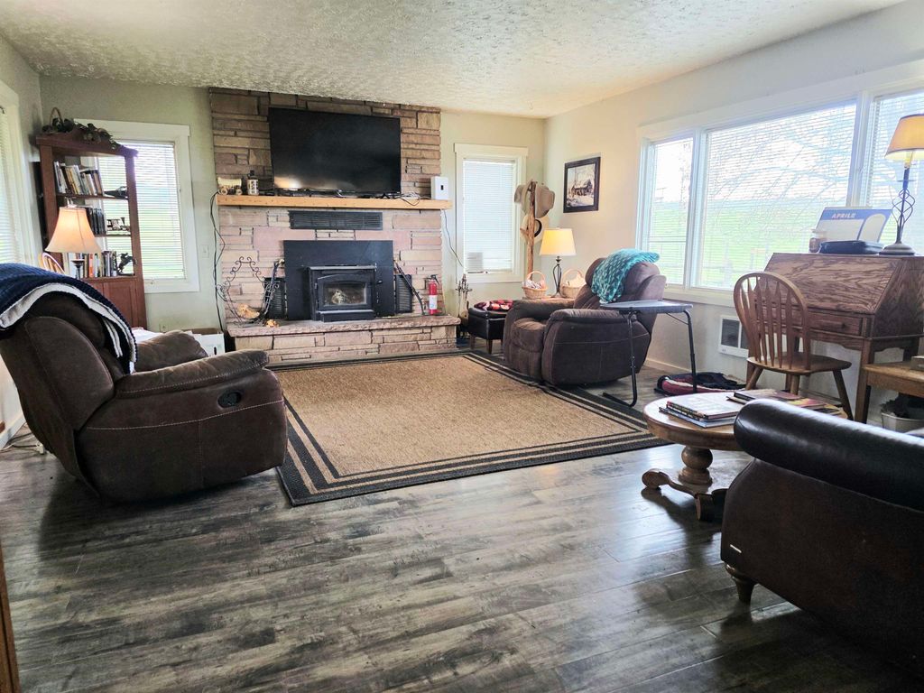 Photo of 28628 N Dunn Rd, Chattaroy, WA 99003 (MLS # 202616092)