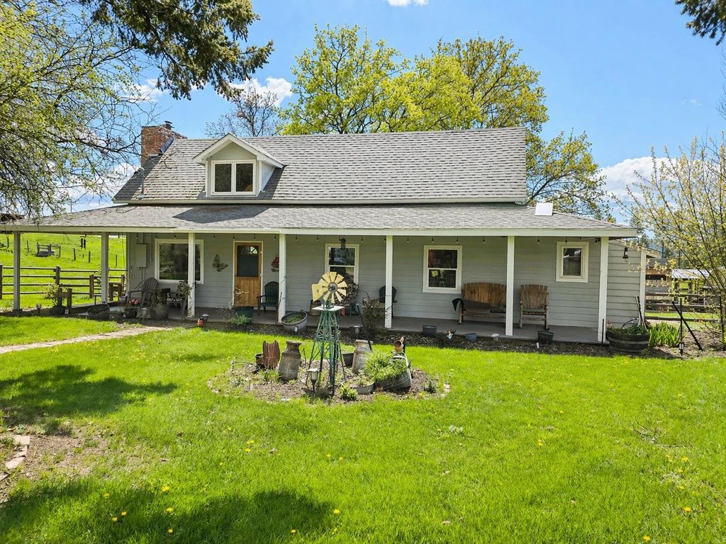Photo of 28628 N Dunn Rd, Chattaroy, WA 99003 (MLS # 202616092)