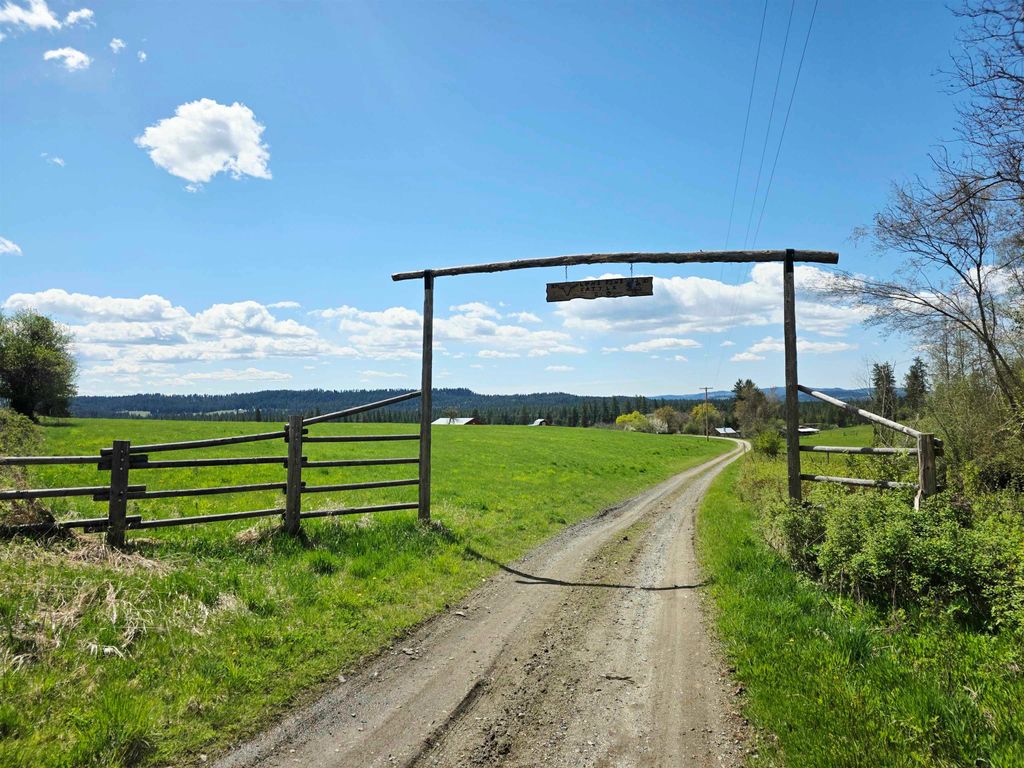 Photo of 28628 N Dunn Rd, Chattaroy, WA 99003 (MLS # 202616092)