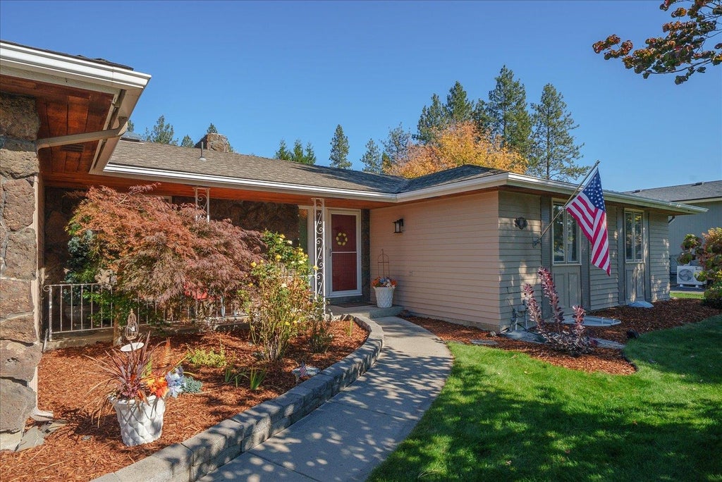 Photo of 328 W Brierwood Ave, Spokane, WA 99218 (MLS # 202625500)