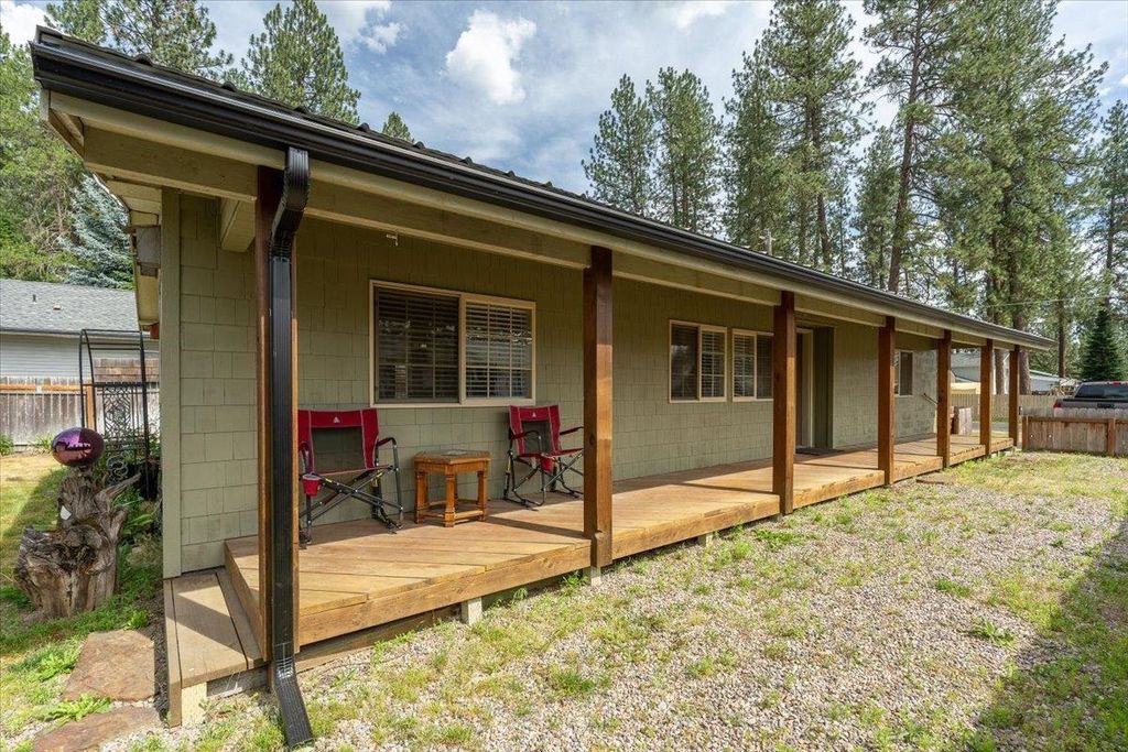 Photo of 427 E 5th St, Deer Park, WA 99006 (MLS # 202619916)