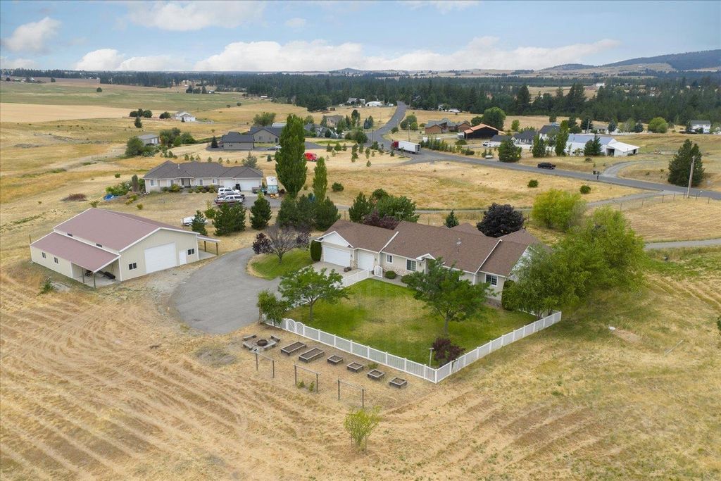 Photo of 15224 E Meadows Rd, Mica, WA 99023 (MLS # 202525572)
