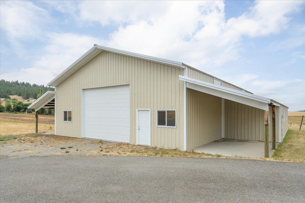 Photo of 15224 E Meadows Rd, Mica, WA 99023 (MLS # 202525572)