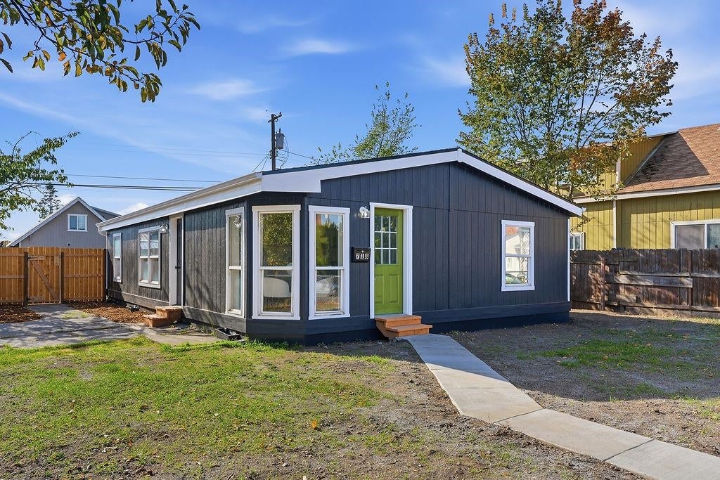 Photo of 718 E E BRIDGEPORT Ave, Spokane, WA 99207 (MLS # 202626094)