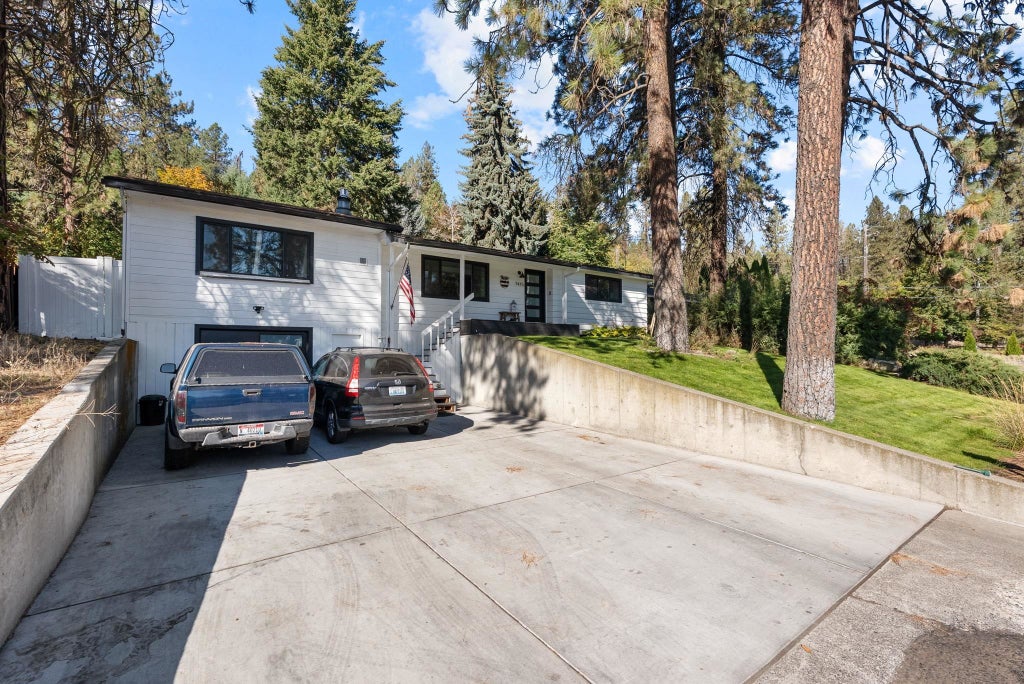 Photo of 7415 N Country Homes Blvd, Spokane, WA 99208 (MLS # 202625512)