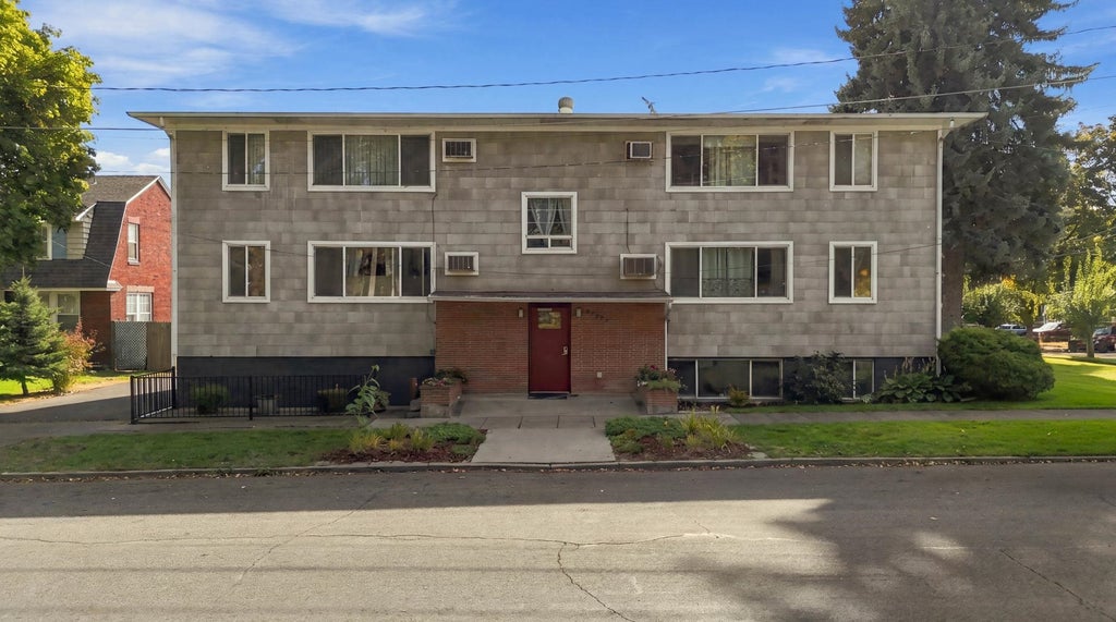 Photo of 2227 W 4th Ave, Spokane, WA 99201 (MLS # 202625579)
