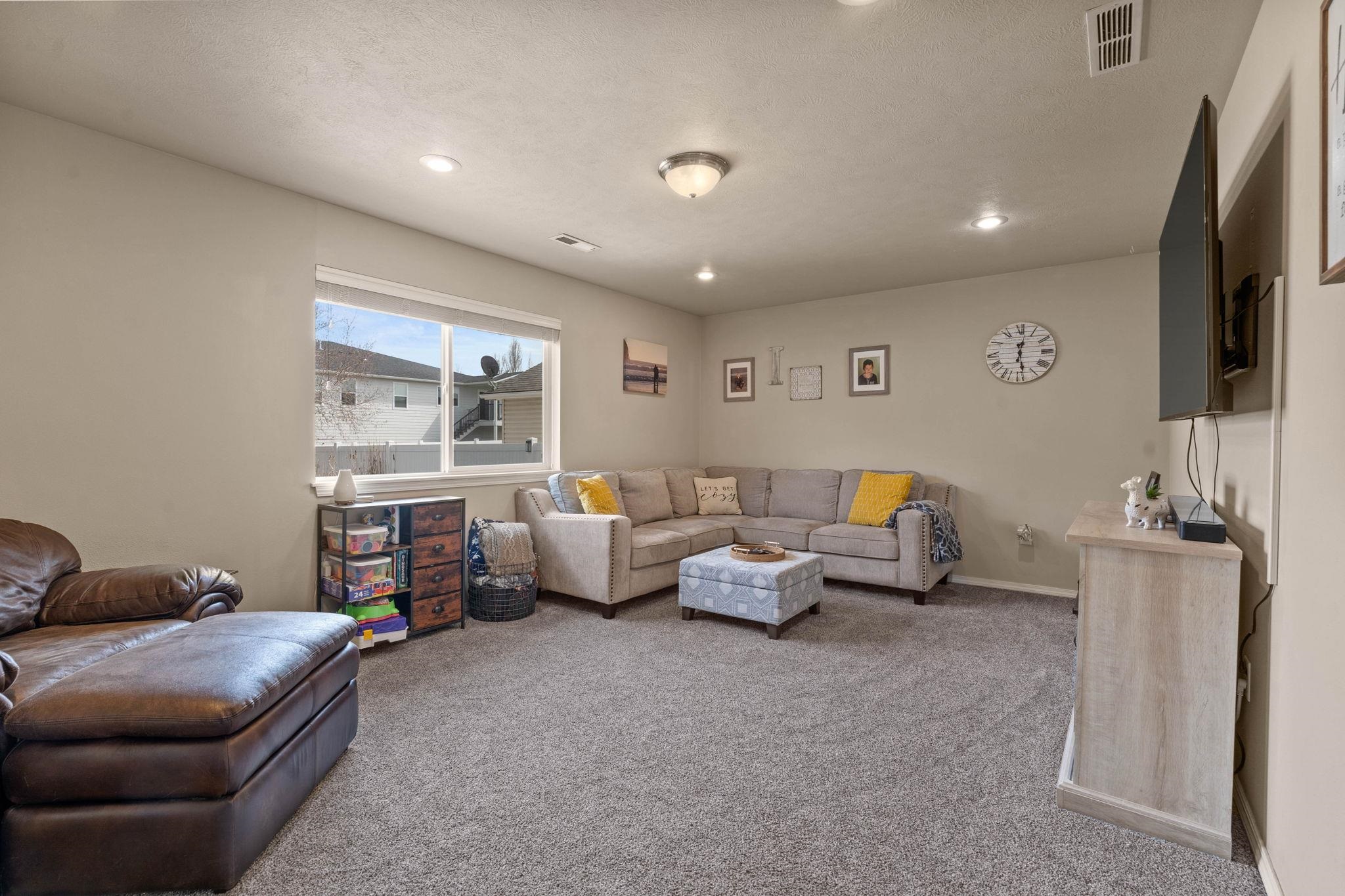 Photo 13 of 44 of 1502 N Coach Dr house