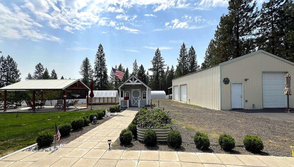 Photo of 6282 W Bluebird Way, Deer Park, WA 99006 (MLS # 202621920)