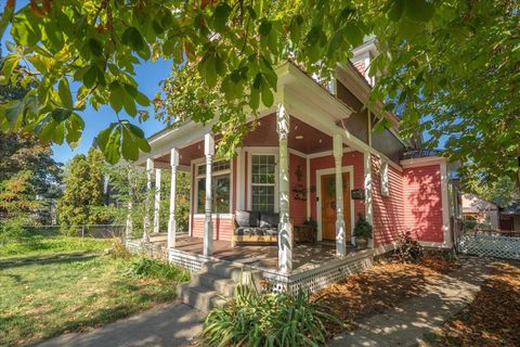 Photo of 1104 W Maxwell Ave, Spokane, WA 99201 (MLS # 202614124)