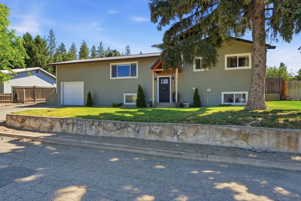 Photo of 741 S Chester St, Colville, WA 99114 (MLS # 202619922)
