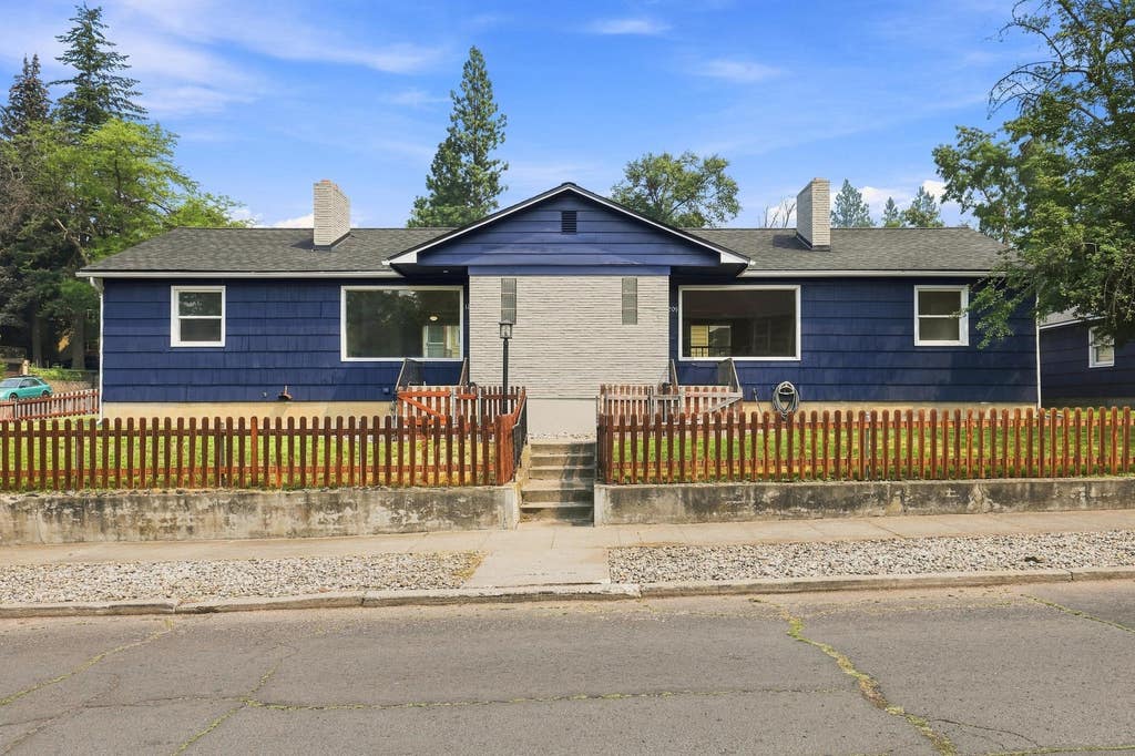 Photo of 1203 S Walnut St, Spokane, WA 99204 (MLS # 202622091)
