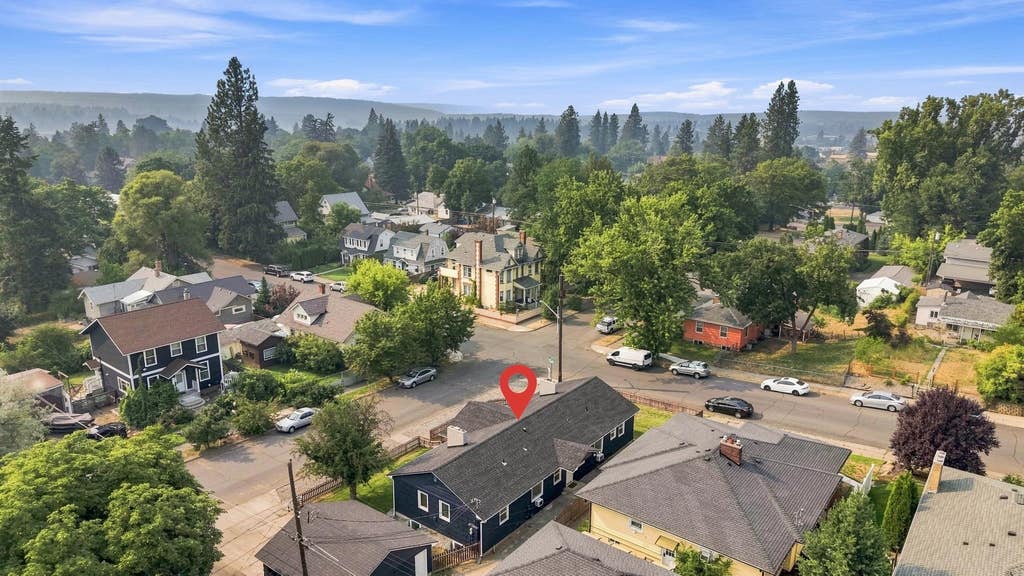 Photo of 1203 S Walnut St, Spokane, WA 99204 (MLS # 202622091)