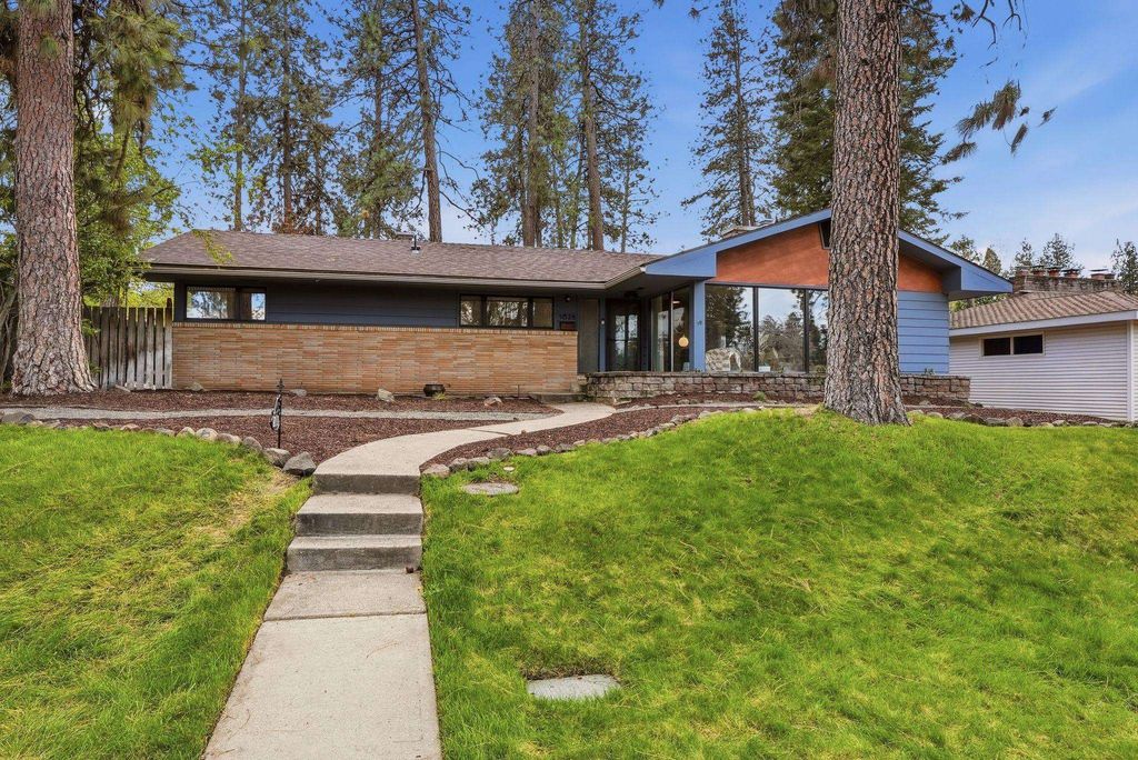 Photo of 1628 E 36th Ave, Spokane, WA 99203 (MLS # 202616185)