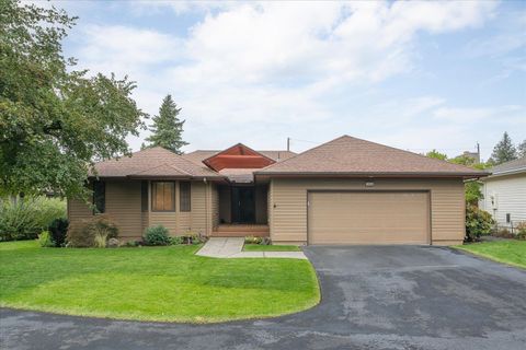 Photo of 704 E High Dr, Spokane, WA 99203 (MLS # 202525232)