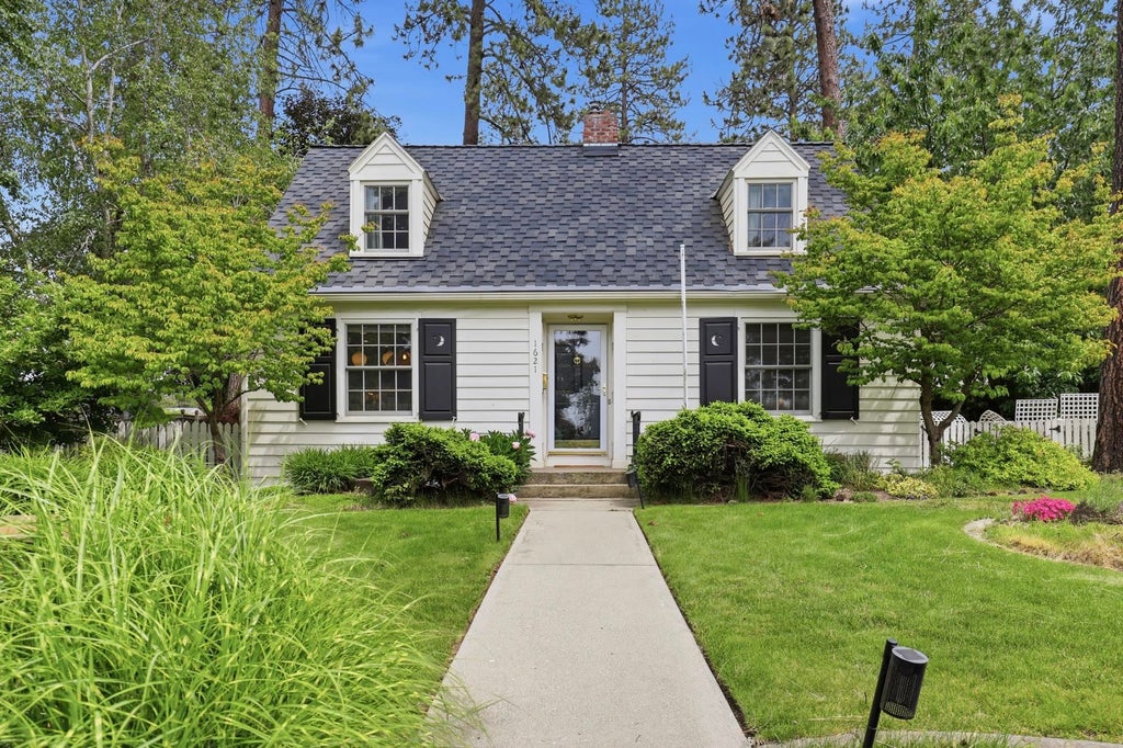 Photo of 1621 S Walnut St, Spokane, WA 99203 (MLS # 202619060)