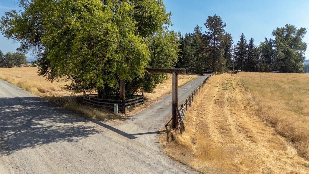 Photo of 2821 W Denison Rd, Deer Park, WA 99006 (MLS # 202623583)