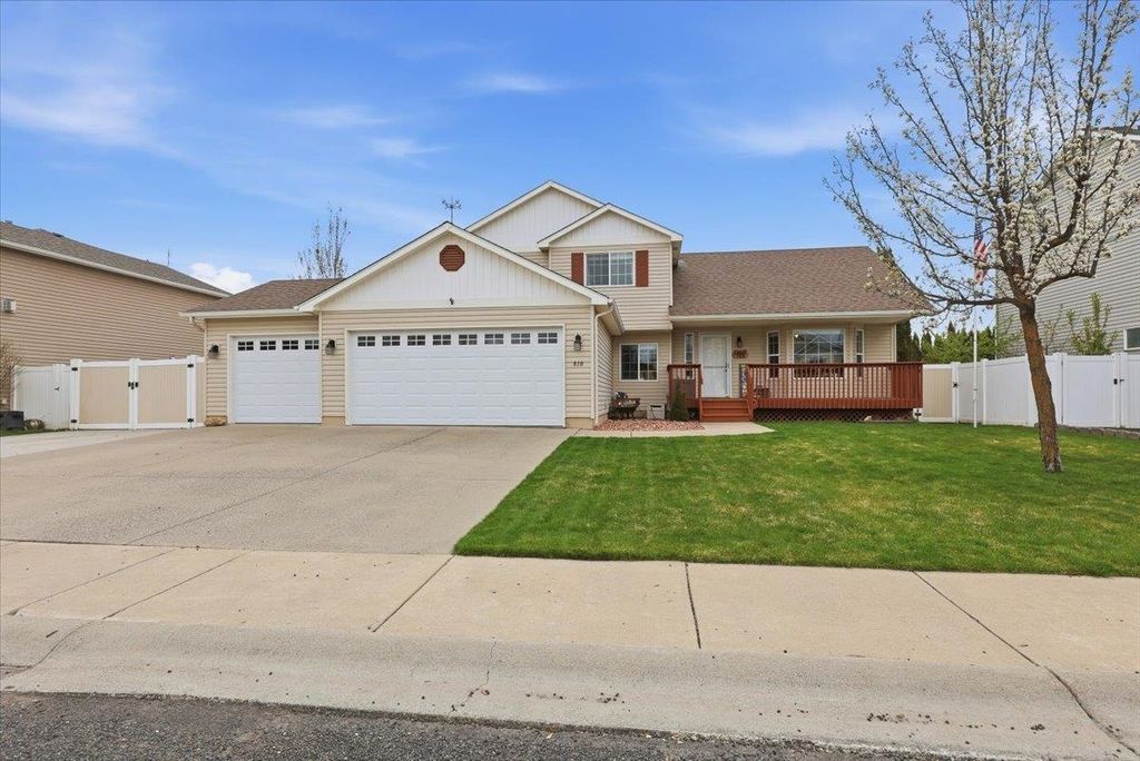 Photo of 810 E Collin Ave, Medical Lake, WA 99022 (MLS # 202615657)