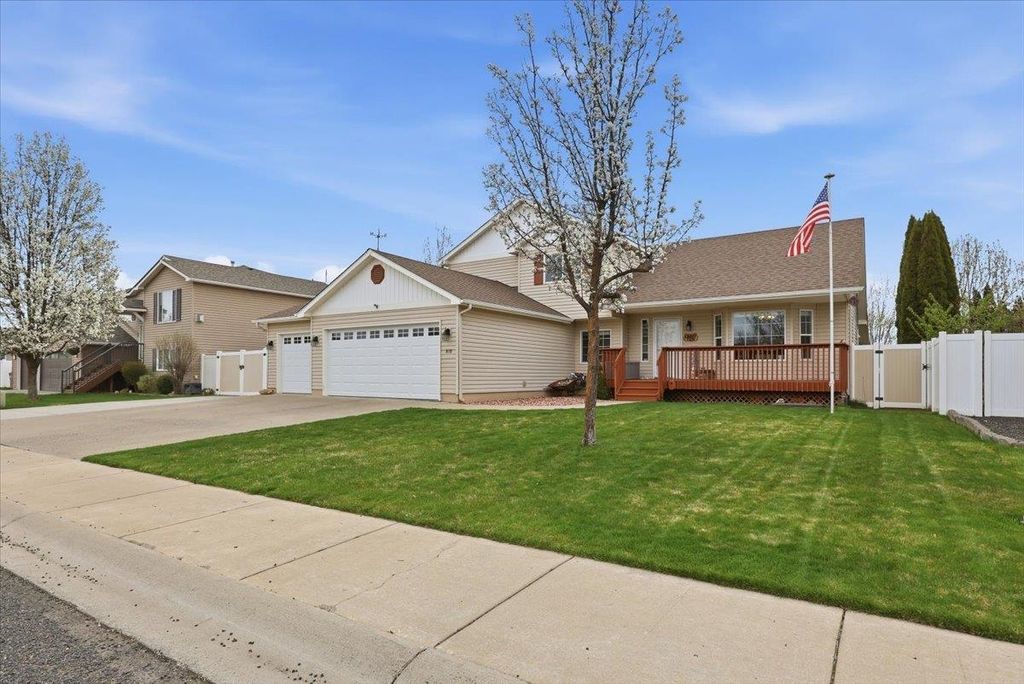 Photo of 810 E Collin Ave, Medical Lake, WA 99022 (MLS # 202615657)