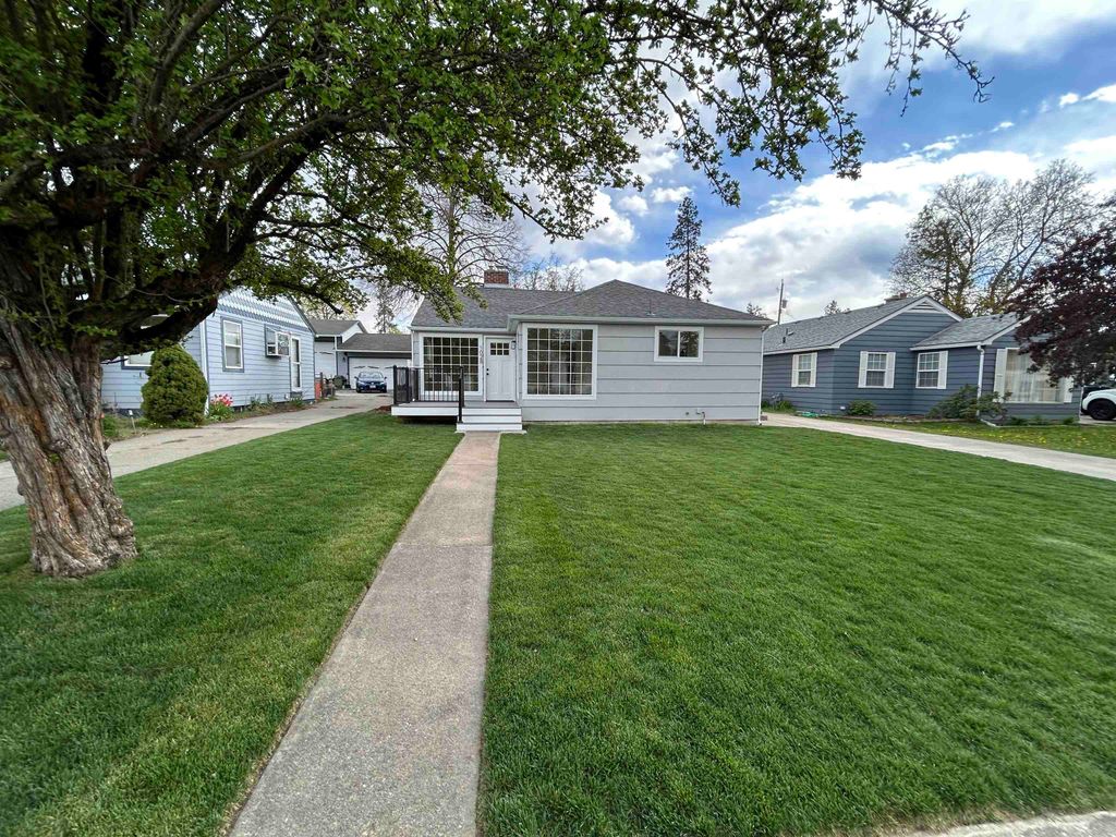 Photo of 1028 E 40th Ave, Spokane, WA 99203 (MLS # 202616046)