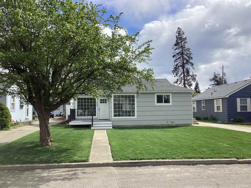Photo of 1028 E 40th Ave, Spokane, WA 99203 (MLS # 202616046)