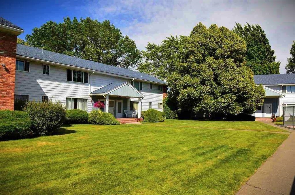 Photo 1 of 34 — 250 N RAYMOND Rd, Spokane Valley, WA 99206