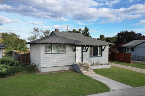 Photo of 2508 N Sycamore Ave, Spokane, WA 99201 (MLS # 202614841)