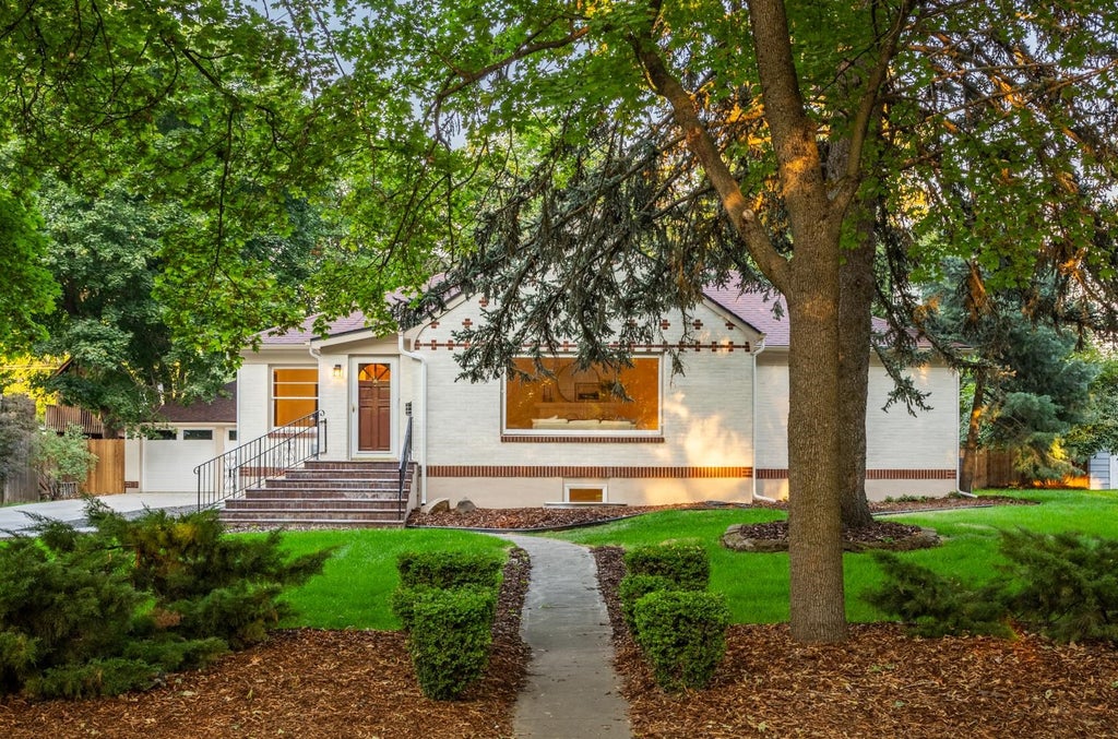 Photo of 3011 S Manito Blvd, Spokane, WA 99203 (MLS # 202625871)