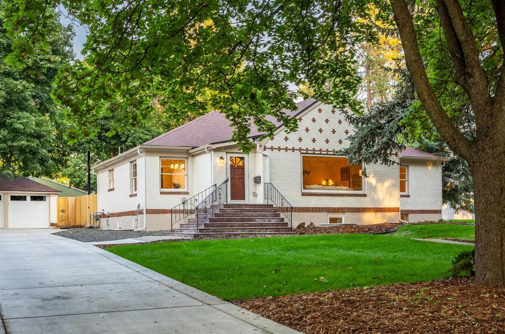 Photo of 3011 S Manito Blvd, Spokane, WA 99203 (MLS # 202625871)