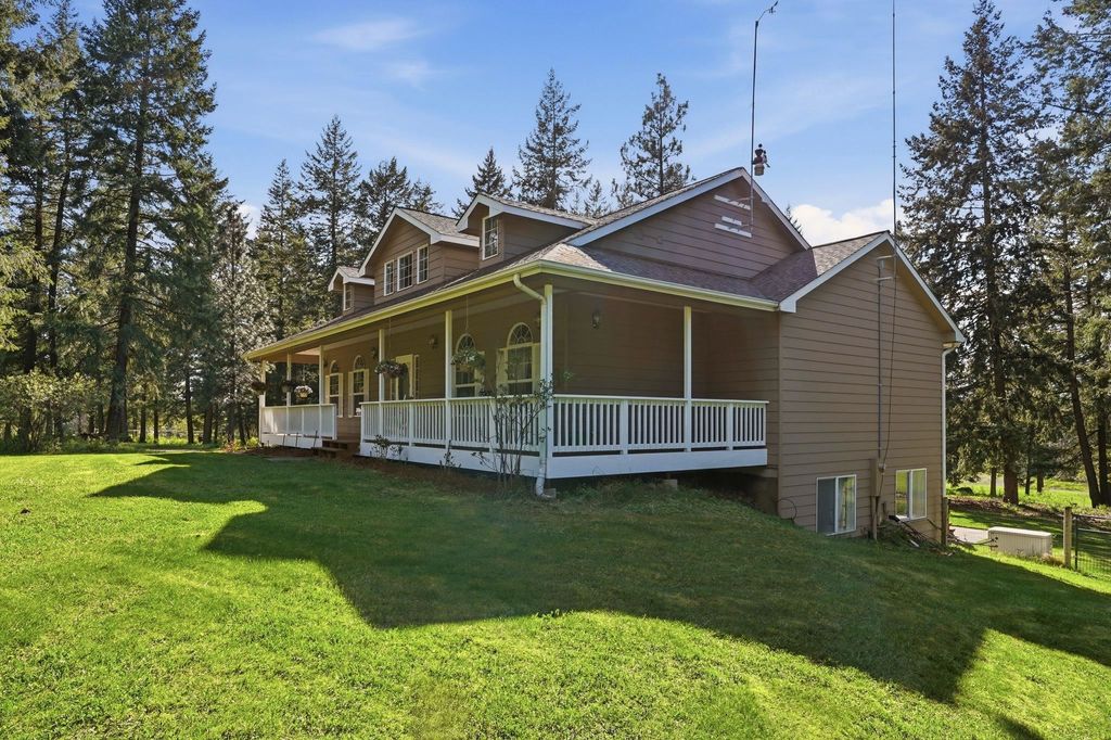 Photo of 32223 N Whitetail Ln, Chattaroy, WA 99003 (MLS # 202616280)