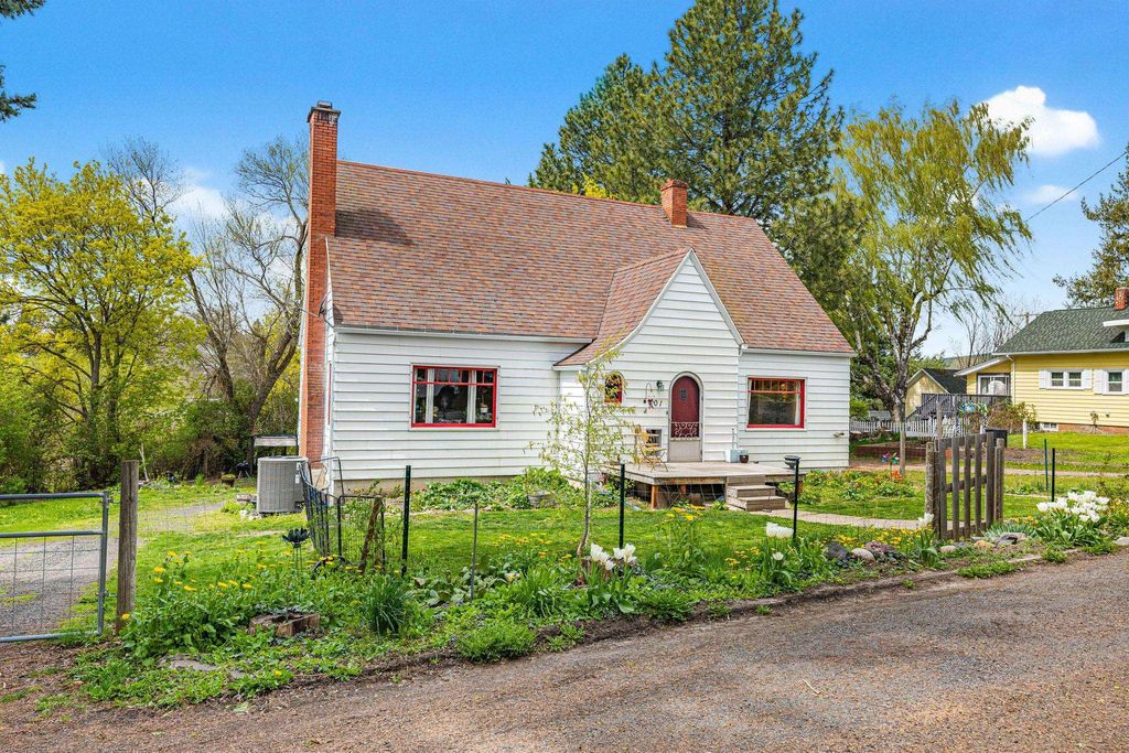Photo of 401 S Crosby St, Tekoa, WA 99033 (MLS # 202616383)