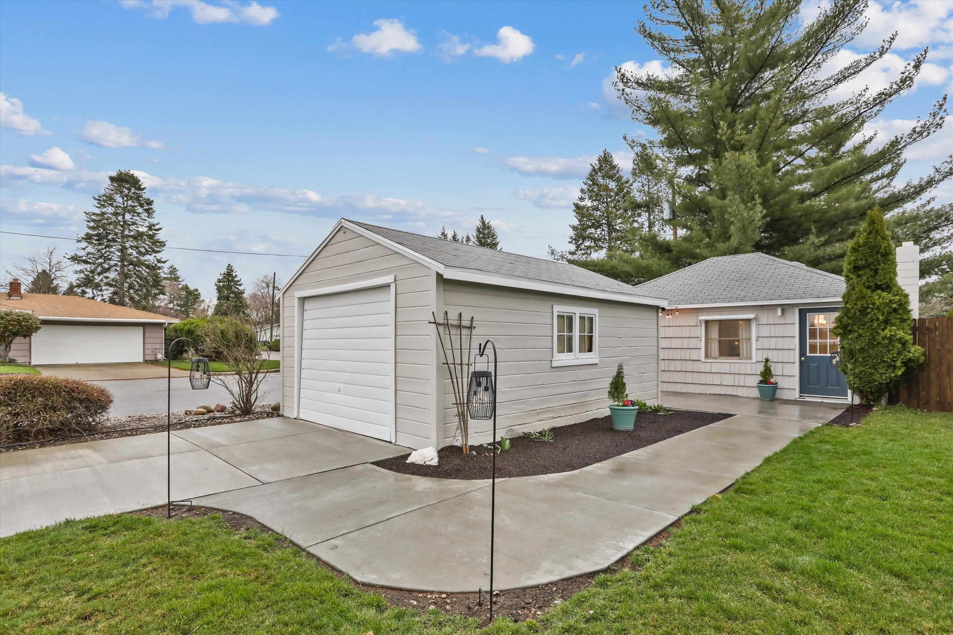 Photo 1 of 17 — 204 N Bolivar Rd, Spokane Valley, WA 99216