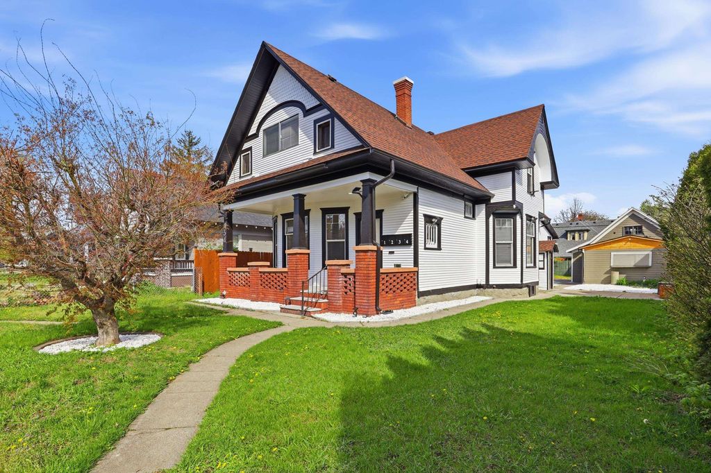 Photo of 434 W Buckeye Ave, Spokane, WA 99205 (MLS # 202615828)