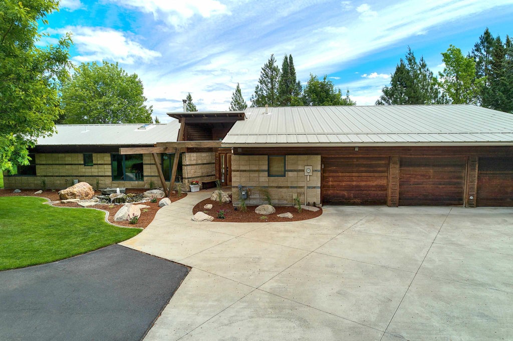 Photo of 1616 E Whispering Springs Ln, Colbert, WA 99005 (MLS # 202624495)