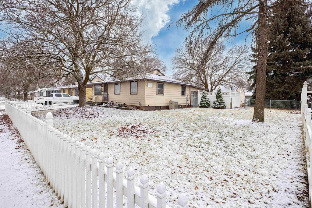 Photo of 708 E Decatur Ave, Spokane, WA 99208 (MLS # 202616129)