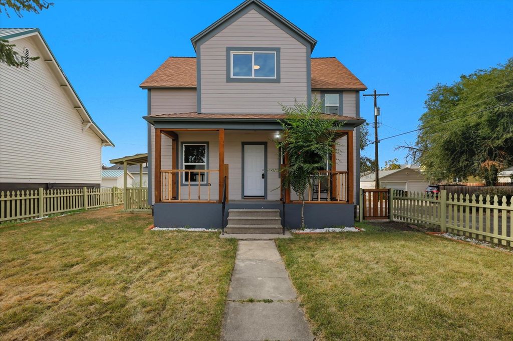 Photo of 2811 N Lincoln St, Spokane, WA 99205 (MLS # 202525504)