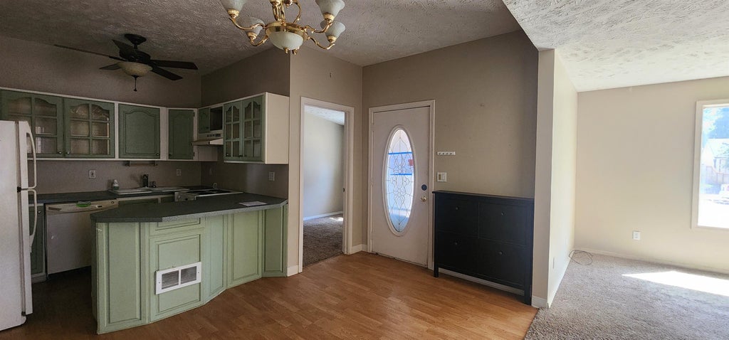 Photo of 906 S Greene St, Spokane, WA 99202 (MLS # 202621075)