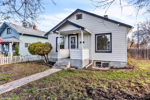 Photo of 4904 N ELM St, Spokane, WA 99205 (MLS # 202527024)