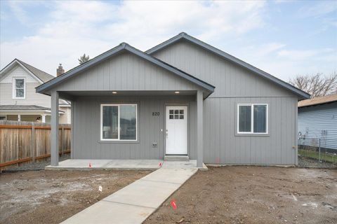 Photo of 820 E Crown Ave, Spokane, WA 99207 (MLS # 202613630)