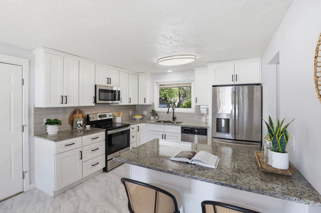 Photo of 5 E Regina Ave, Spokane, WA 99218 (MLS # 202616443)