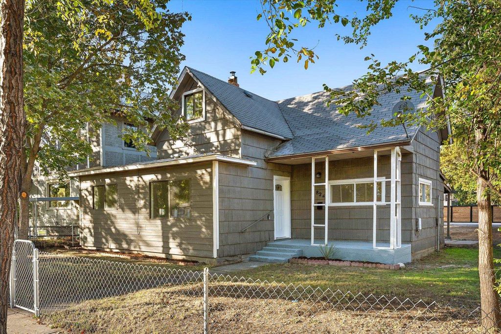 Photo of 824 W FAIRVIEW Ave, Spokane, WA 99205 (MLS # 202525444)