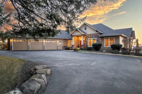 Photo of 3311 E Chisholm Ln, Spokane, WA 99223 (MLS # 202612713)