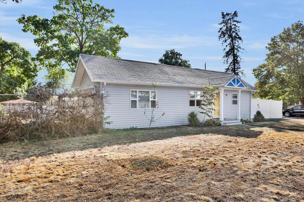 Photo of 3904 E Frederick Ave, Spokane, WA 99217 (MLS # 202525480)