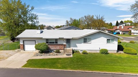 Photo of 815 E Beacon Ave, Spokane, WA 99208 (MLS # 202616811)
