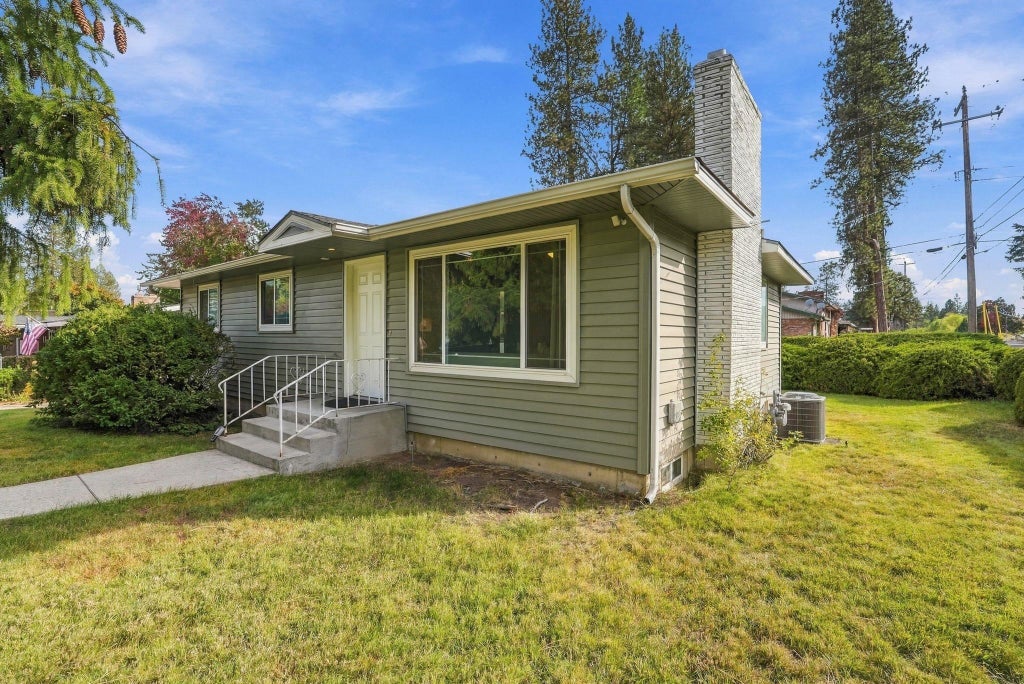 Photo of 621 W Barnes Rd, Spokane, WA 99218 (MLS # 202625408)