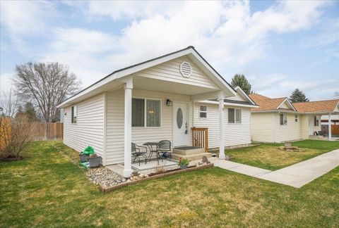 Photo of 7125 N CRESTLINE St, Spokane, WA 99217 (MLS # 202614777)