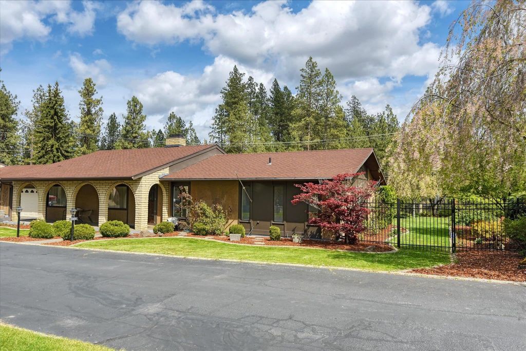 Photo of 2002 W Regina Ave, Spokane, WA 99218 (MLS # 202616344)