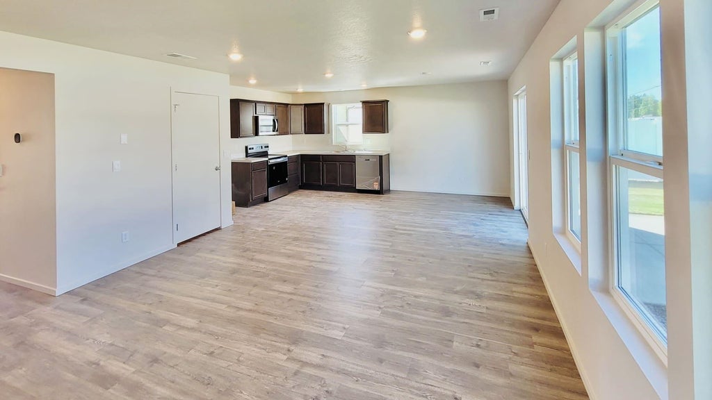 Photo of 120 S Pippin Ave, Deer Park, WA 99006 (MLS # 202621878)