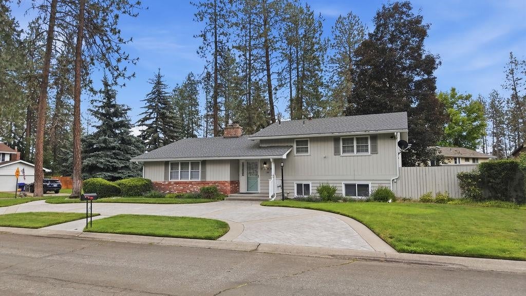 Photo of 1005 W Bellwood Dr, Spokane, WA 99218 (MLS # 202624593)