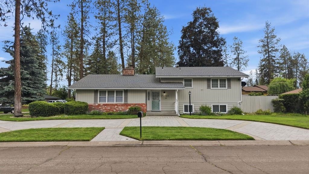 Photo of 1005 W Bellwood Dr, Spokane, WA 99218 (MLS # 202624593)